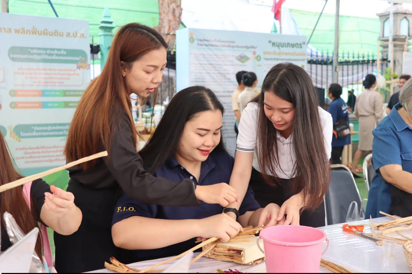 title - รัฐมนตรีว่าการกระทรวงเกษตรและสหกรณ์ พร้อมด้วยคณะผู้บริหาร ส.ป.ก. เข้าเยี่ยมชมโซนกิจกรรมฝึกอาชีพ Workshop งานศิลปหัตถกรรม (ศพส.) กิจกรรมจัดขึ้นภายใต้งาน วันคล้ายวันสถาปนาครบรอบ 51 ปี ส.ป.ก. ณ สำนักงานการปฏิรูปที่ดินเพื่อเกษตรกรรม